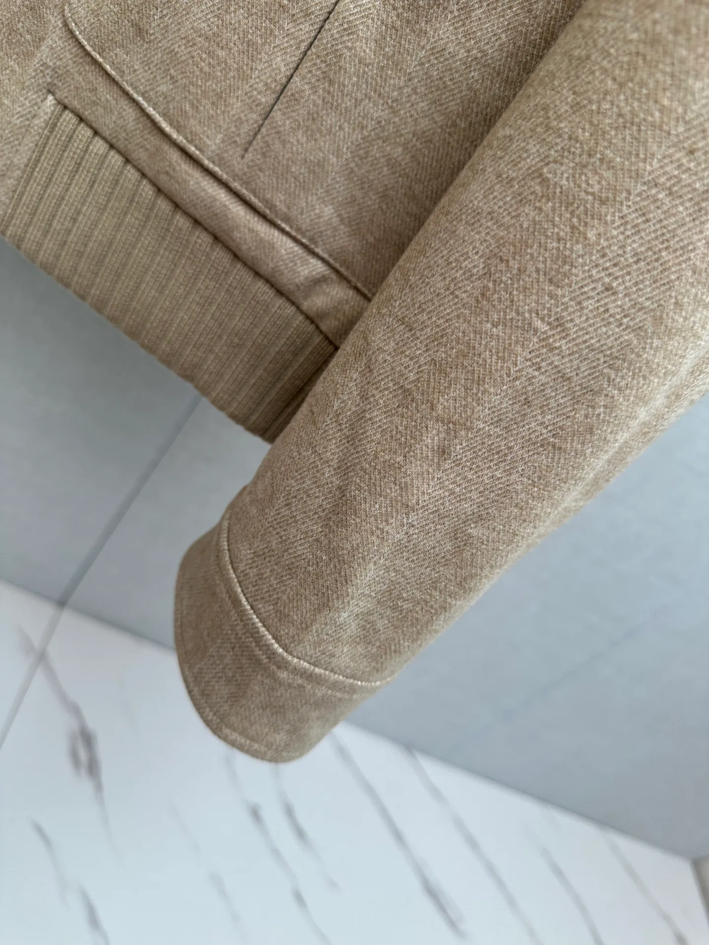 LP foreign trade company order! Imported original fabric, goose down and sheepskin, very straight and drapey, the whole piece of clothing has been machined neatly and neatly, and all hardware accessories are top-grade accessories with logos supplied by customers. At first glance, it is a high-end fabric. This fabric is all custom-woven! Good products from regular big manufacturers! Very practical. Sizes: 48-56